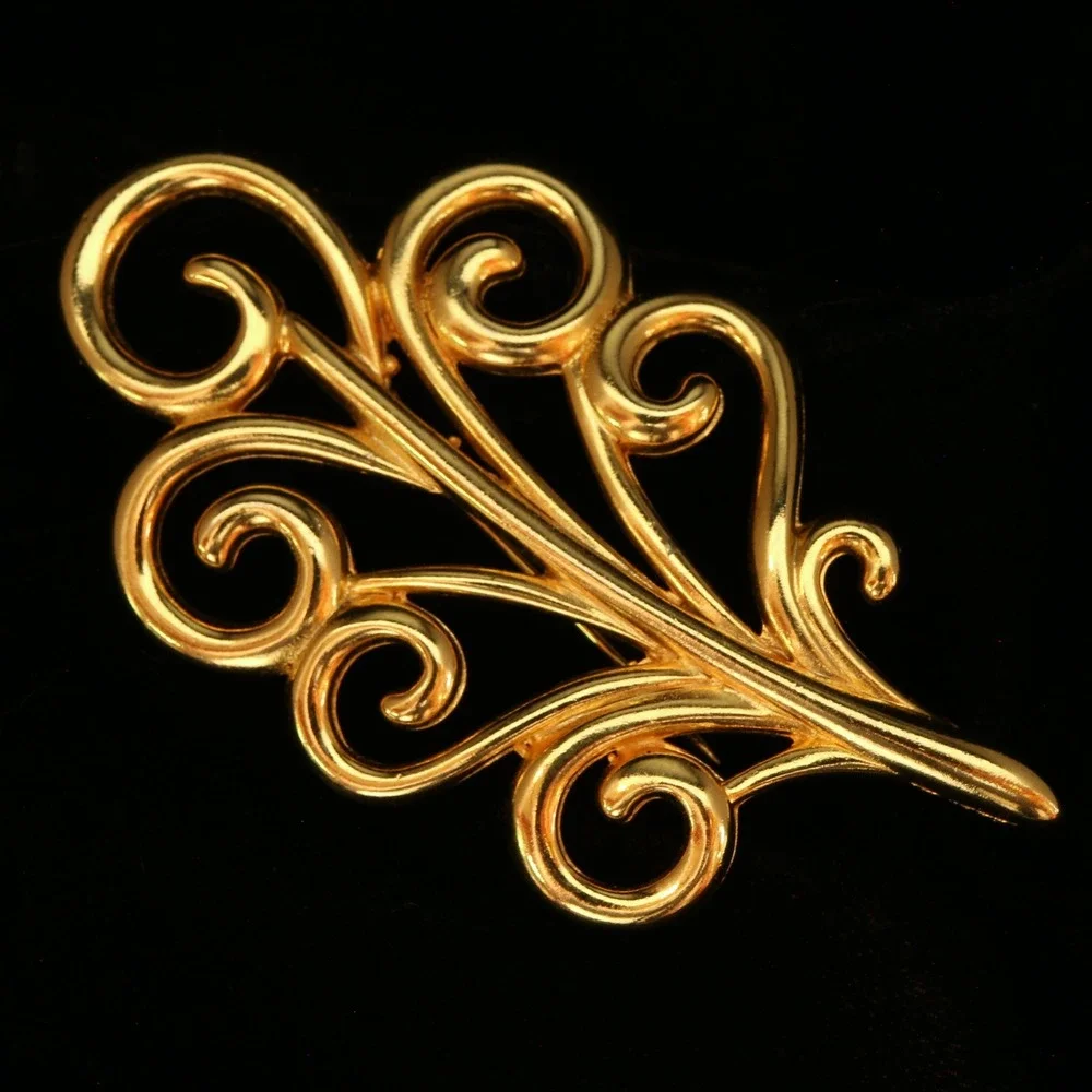 Monet Vintage Gold Tone Openwork Scroll Leaf Brooch Pin LB-WJ-28